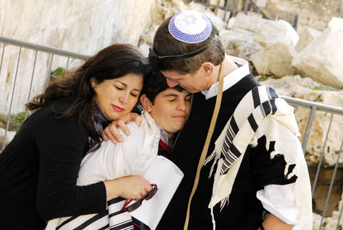 The Bar Mitzvah boy and his parents in an intimate and emotional moment, after the reading of the Drasha